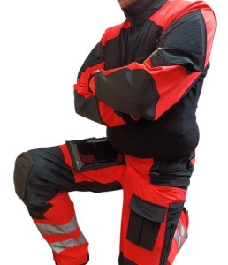 Spodnie medyk - na zdjęciu mała kieszonka na lewej nodze, organizer na telefon (odrzepiany mapnik) na prawej nodze. Wersja z nakolannikami wojskowymi i regulacją obwodu pod kolanem