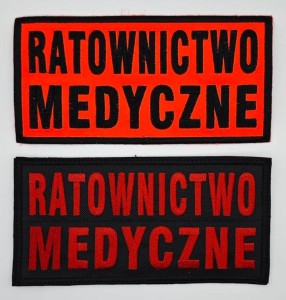 RATOWNICTWO MEDYCZNE (u góry czarna nitka na tkaninie FLUO; niżej czerwone litery na czarnym tle, oba z haftowaną czarną ramką)