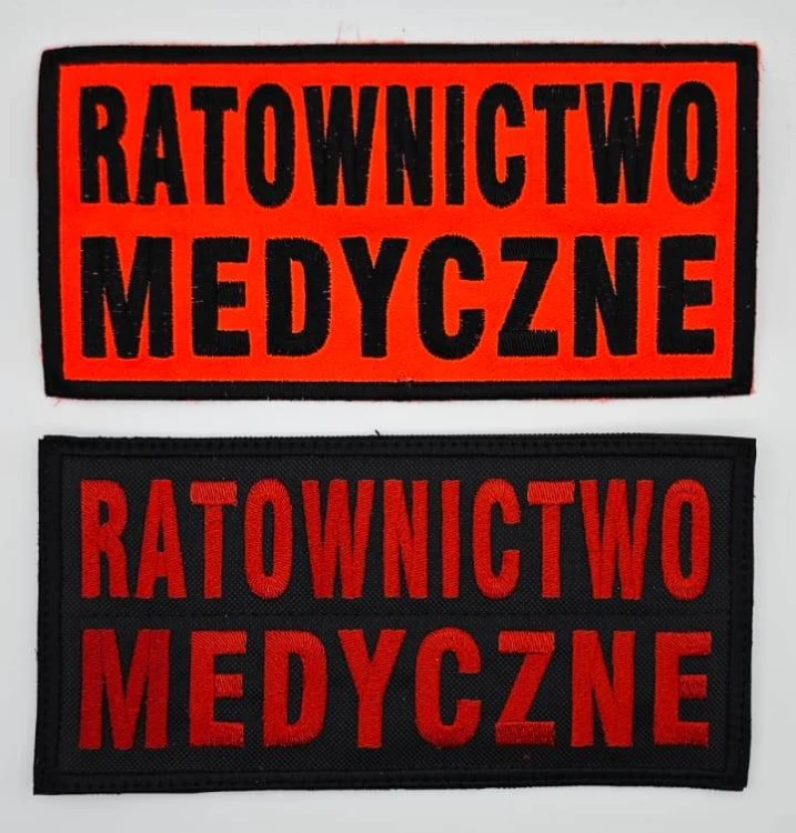 RATOWNICTWO MEDYCZNE (u góry czarna nitka na tkaninie FLUO; niżej czerwone litery na czarnym tle, oba z haftowaną czarną ramką)