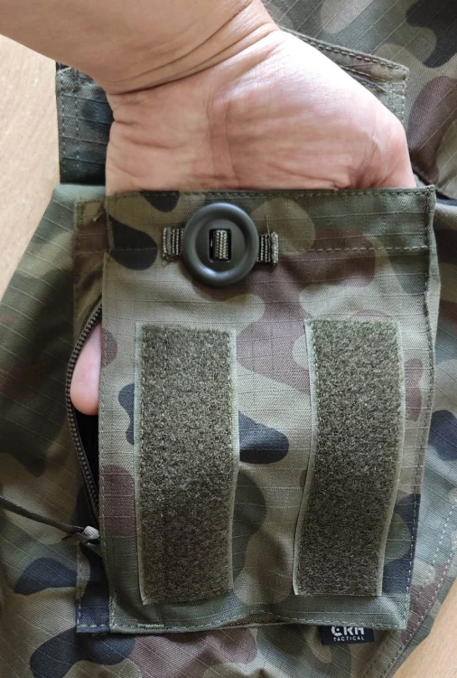 Kieszeń pojedyncza z dwoma wejściami - od góry i z bok po odsunięciu suwaka.jpeg