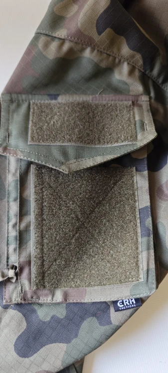Kieszeń z patką na guzik i pionowym suwakiem - rzep w kawałki 100 mm.jpeg